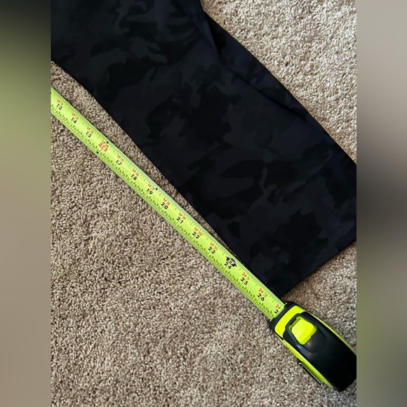 EUC Lululemon “On the Fly” Camo 7/8 pants, Size 12 - Picture 13 of 15